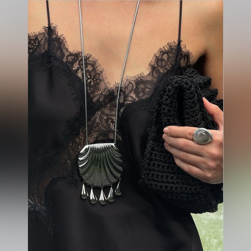 Shell Pendant statement Necklace - Picture 9 of 9